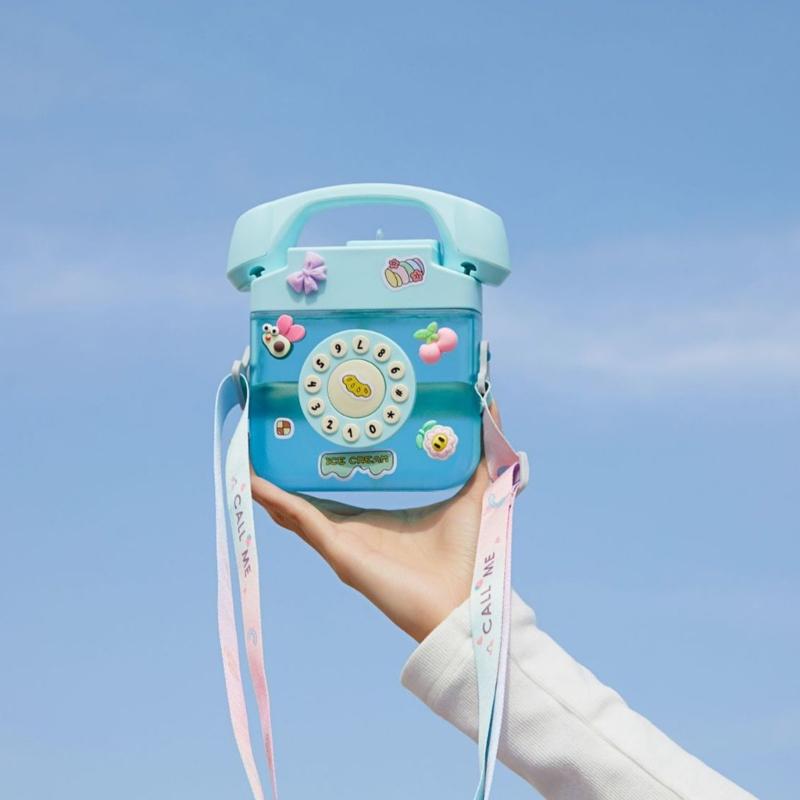 Tragbare Plastik-Trinkflasche Ästhetische Wasserflasche Telefonförmige Wasserflasche mit Strohhalm Wasserflasche mit Tragegurt