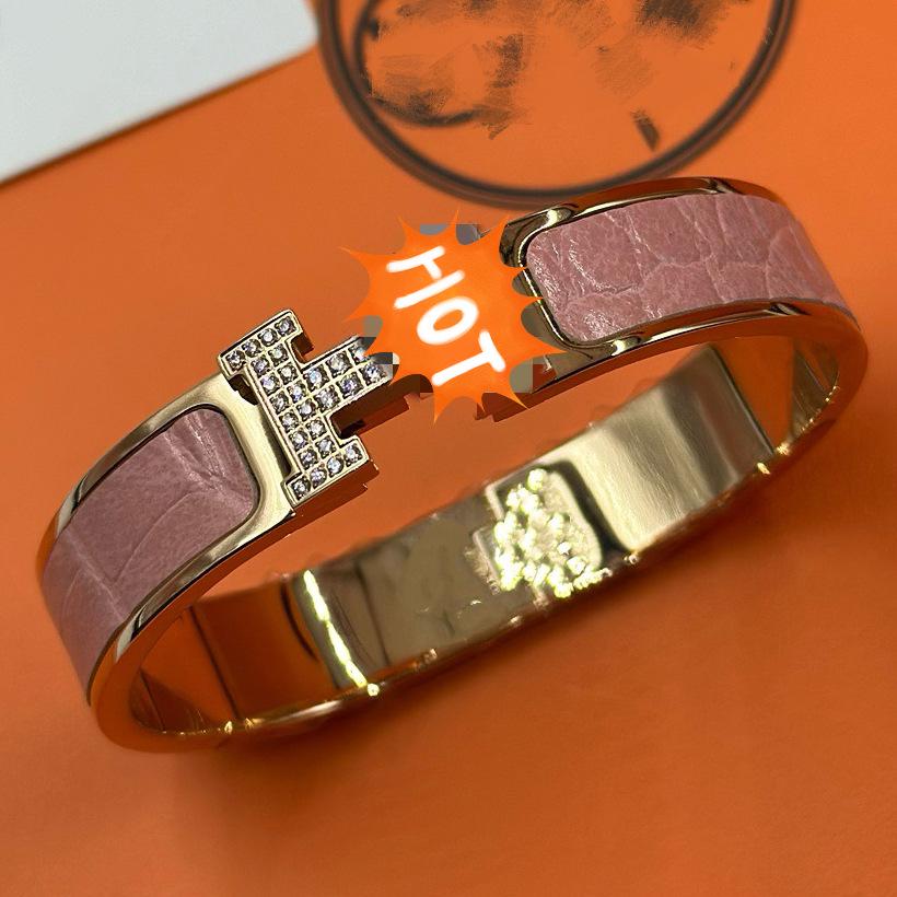 Crocodile Pattern H Bangle with Inlaid Diamonds – European & American Fashion