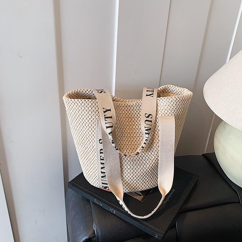 

Летняя сумка из плетеной соломы в иностранном стиле, женская, новая 2025, сумка-тоут плетеная, большой вместимости, для поездок на работу, пляжная сумка бежевый