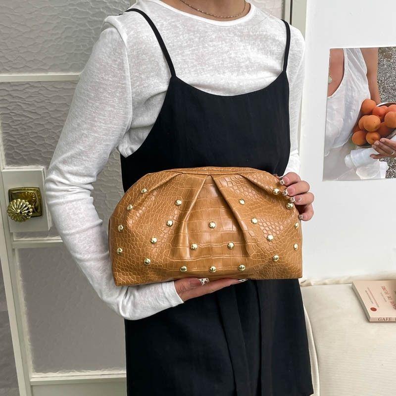Stylish, simple and versatile cross-border trend, single shoulder oblique span clip bag, mushroom nail chain pleated clutch women's bag