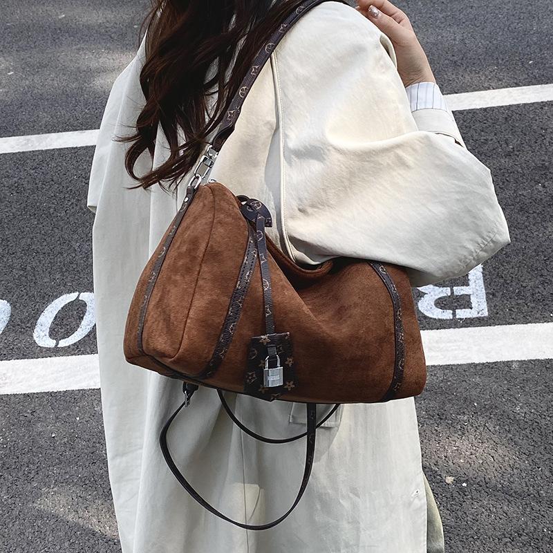 Premium Pillow Bag Autumn and Winter New Fashion Trend Versatile Suede 2025 Large Capacity Casual Explosion Messenger Bag