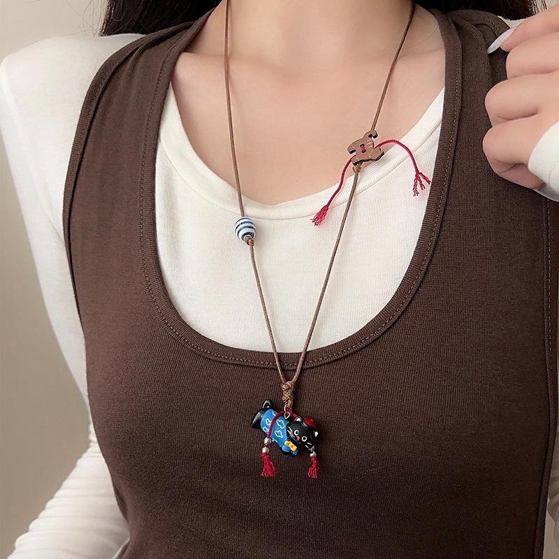 Cartoon Sweet Resin Kitten Pendant Necklace: Unique Sweater Chain Design for Fashion and Commuting
