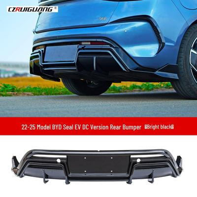 BYD Seal EV Versione DC: Strisce Nere Luminose per Paraurti Posteriore, Spoiler Anteriore, Minigonne Laterali e Spoiler Posteriore.