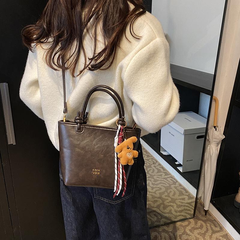 Commuter leisure bag women's large capacity 2025 new autumn and winter retro versatile shoulder bag simple tote bag