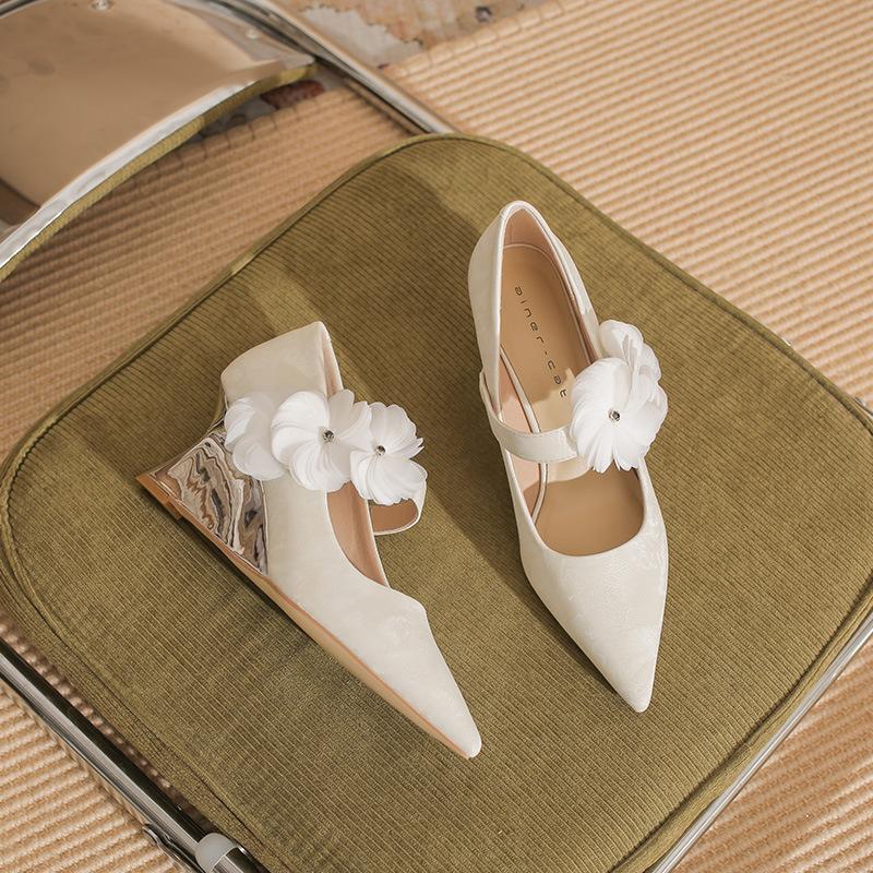 

75006 [sheepskin] high heels women s slope heel 2025 new pointed temperament one-word flower shoes 39