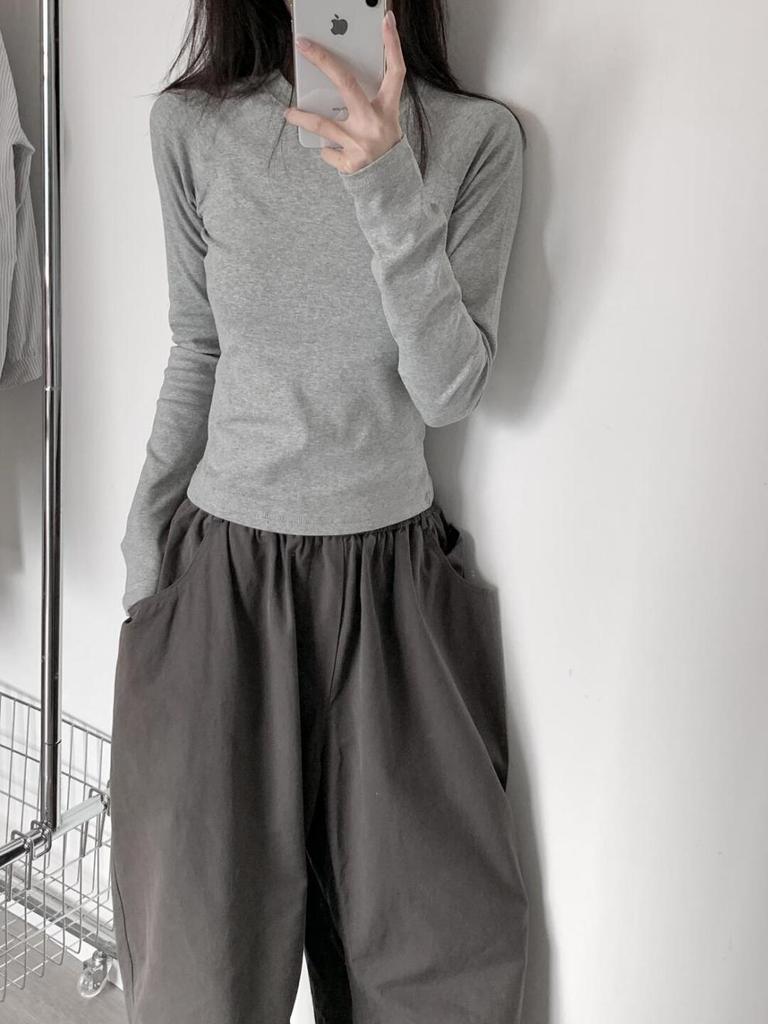 Women's Slim-Fit Retro Gray Cotton Long-Sleeve T-Shirt - Flattering Shoulders, Solid Color, Ideal for Early Autumn Layering