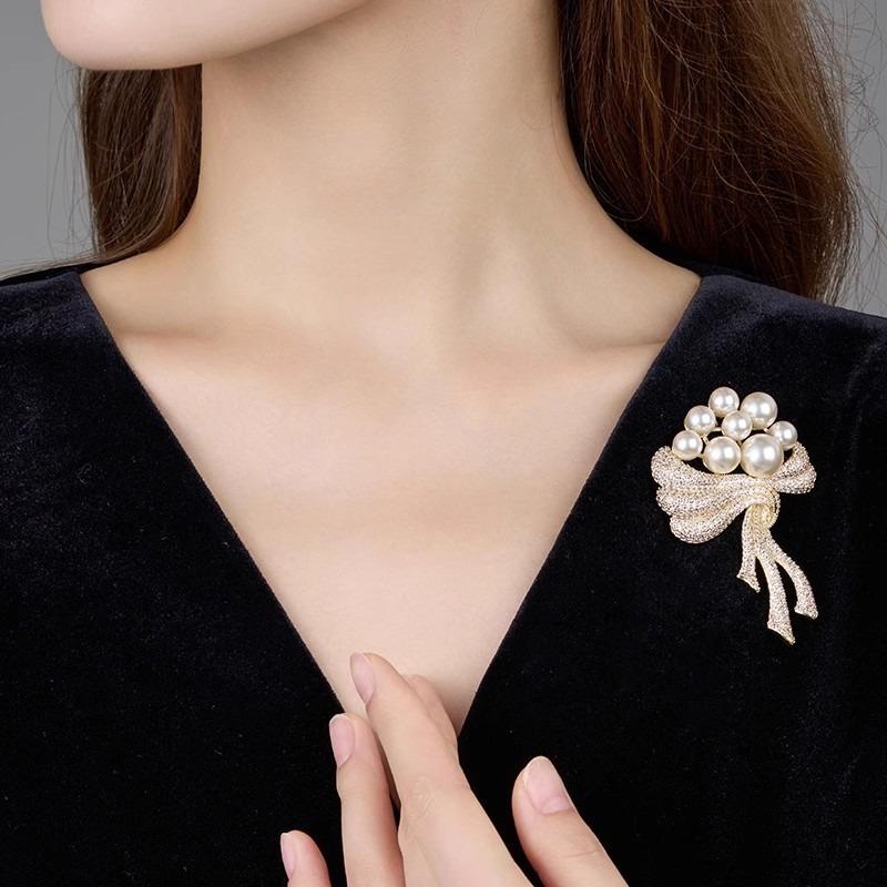 Light Luxury Hand-held Bouquet Brooch, Feminine Pearl Brooch, Elegant and Exquisite Brooch