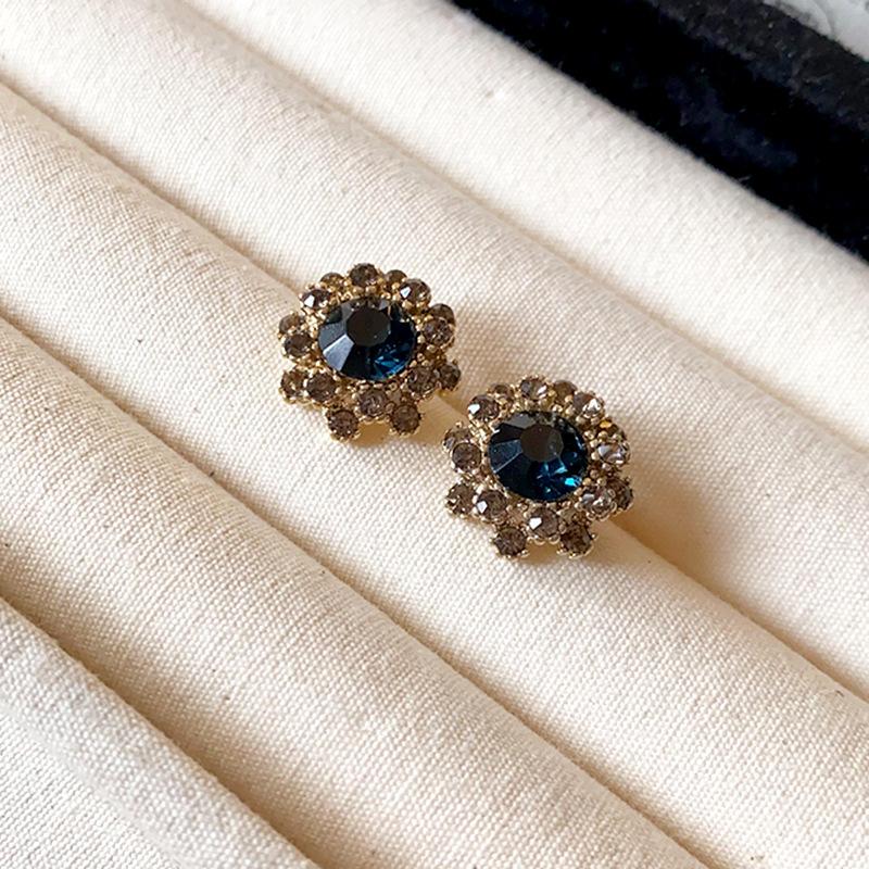 A Diamond-Encrusted Floral Necklace Paired With A Stylish Retro Clavicle Chain Is Suitable For Everyday Wear, Parties, And Various Other Occasions.