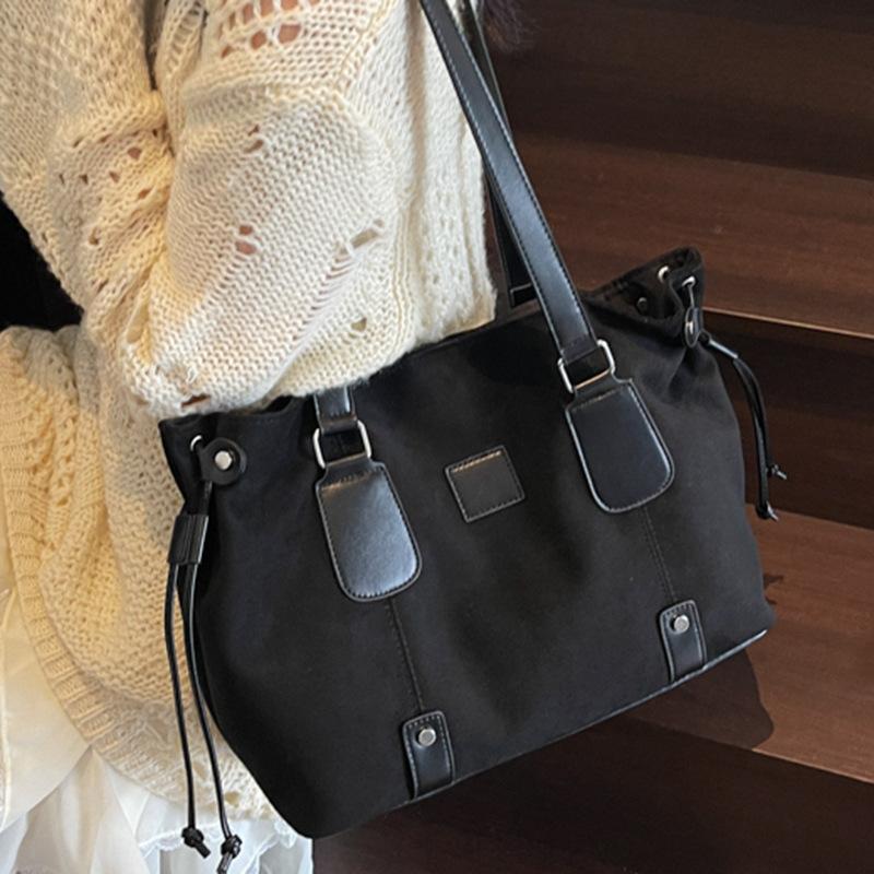 A High-capacity Hand-held Tote Bag with A High Aesthetic Level A French Niche Commuter Underarm Single-shoulder Bag