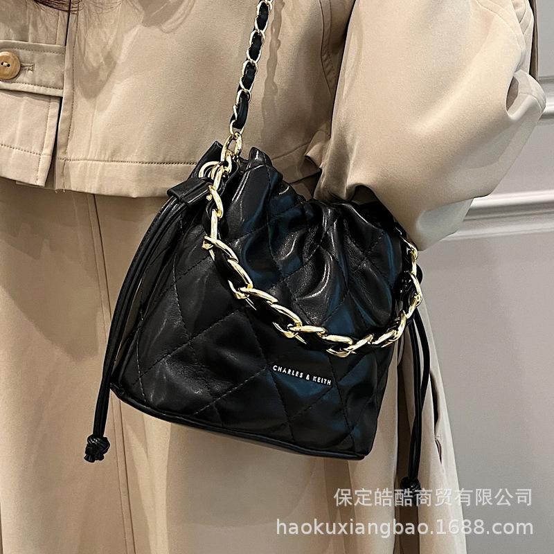 French fashion Xiaoxiangfeng bag women's 2025 autumn and winter new diamond chain bucket bag premium texture messenger bag