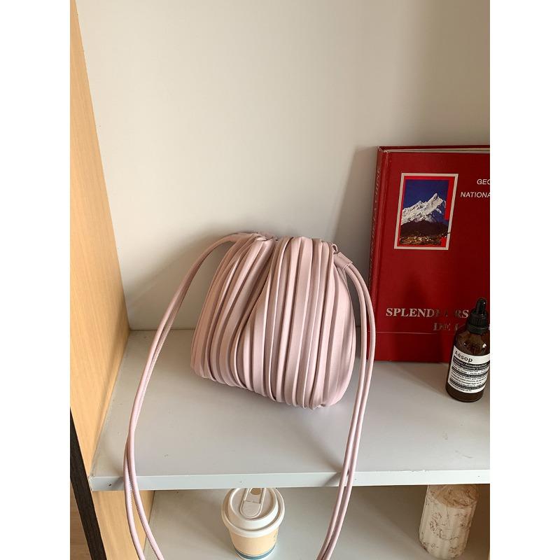 

Spring and summer new bag messenger bag women s soft leather shoulder mobile phone bag women s high-end pleated versatile small square bag светло-фиолетовый