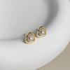 Orecchini a perno con perla d'imitazione d'amore, orecchini di nicchia di lusso leggero a forma di cuore cavo da donna, consigliati per le dirette