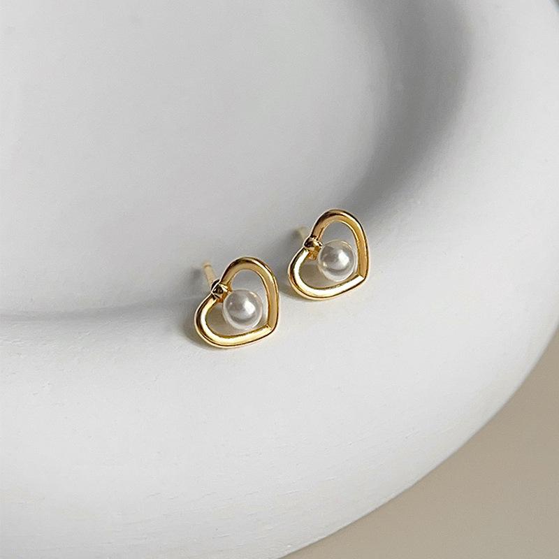 Orecchini a perno con perla d'imitazione d'amore, orecchini di nicchia di lusso leggero a forma di cuore cavo da donna, consigliati per le dirette