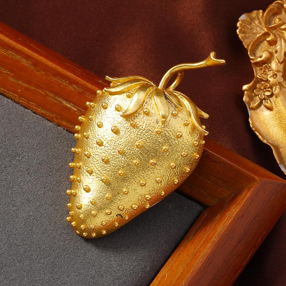 

Винтажная женская мужская мода Клубничная золотистая жемчужная брошь Значки Унисекс Барочный дворцовый стиль Матовая растительная булавка Корсажи