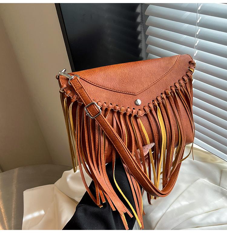 

Крутая сумка с заклепками Spice Girl Женская 2025 Новая модная сумка-мессенджер с кисточкой Летняя универсальная сумка-мессенджер из вощеной кожи коричневый