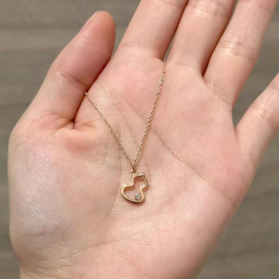 Q Family V Gold High-End Diamond-Set Hollow Lozenge Gourd Pendant Clavicle Chain