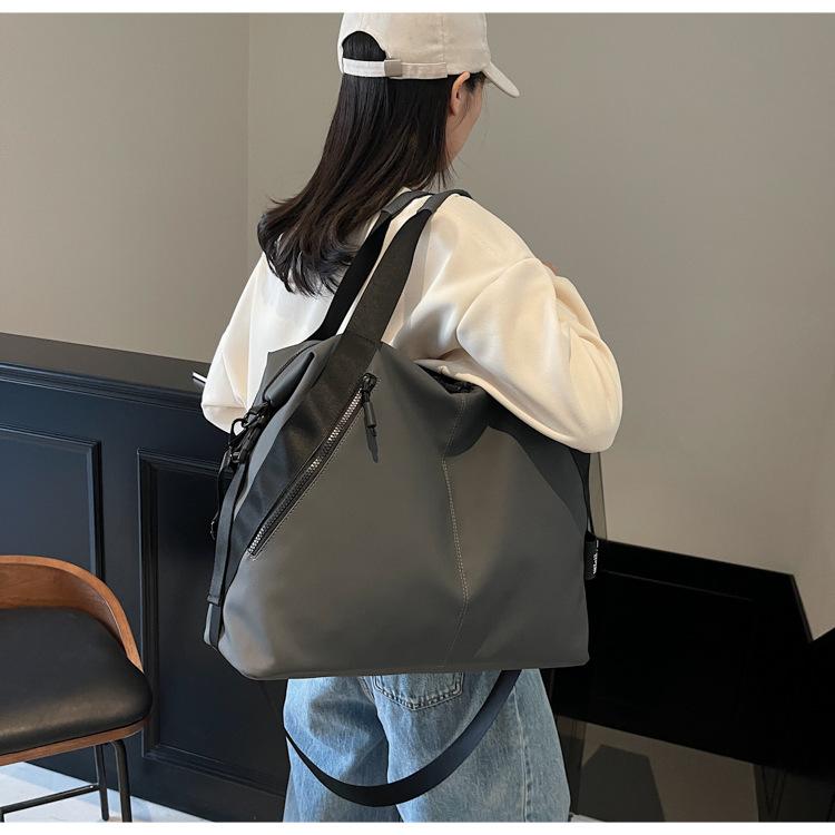Large capacity travel bag women's new casual shoulder messenger bag versatile sports commuter tote bag