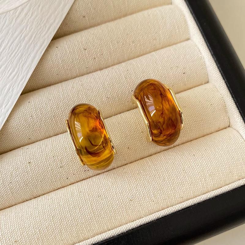 French Maillard Amber C-Shaped Stud Earrings: Elegant, Retro, High-End Ear Jewelry for Women.