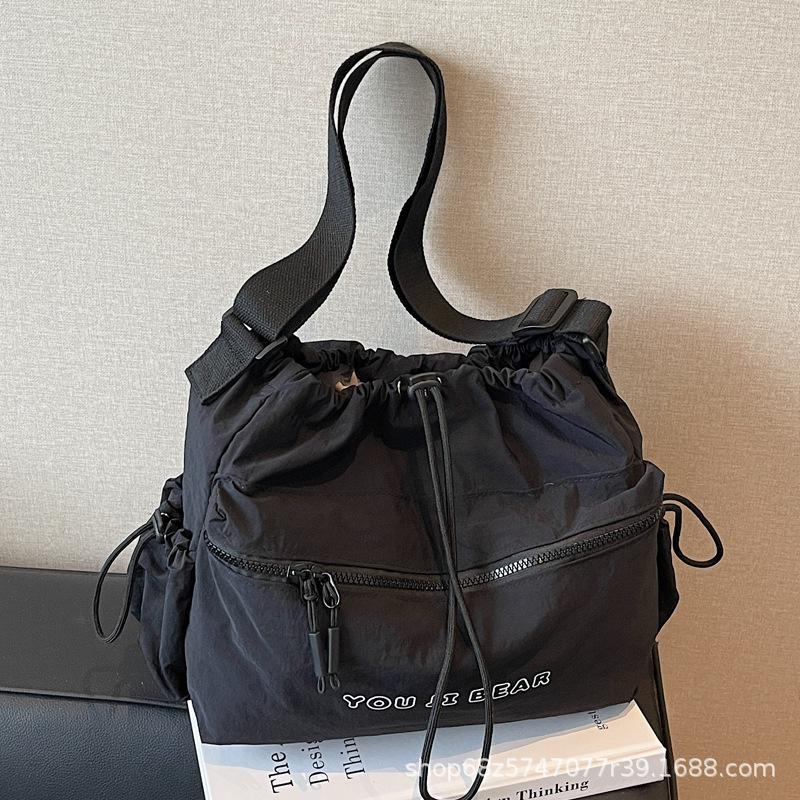 Large-capacity messenger bag women's new light and lazy simple commuter drawstring bundle tote bag casual shoulder bag