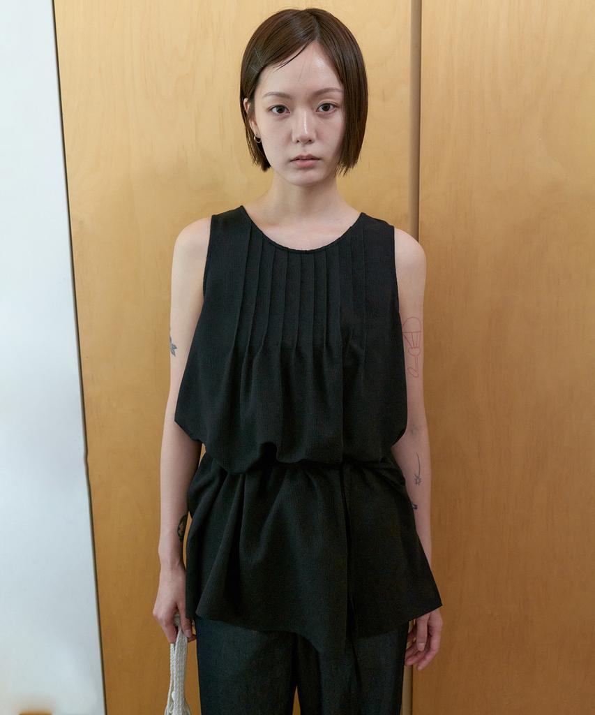 STEP AROUND Tucked Strap Tunic Blouse_Black
