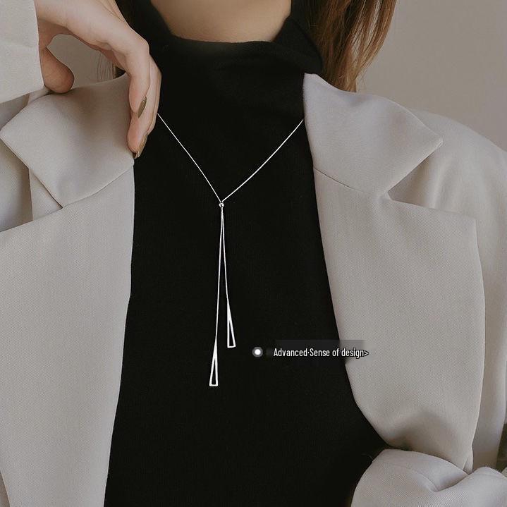 Japan & Korea Double Triangle Necklace: Elegant, High-End Light Luxury Choker for Autumn/Winter Sweater, Versatile Fashion Design.