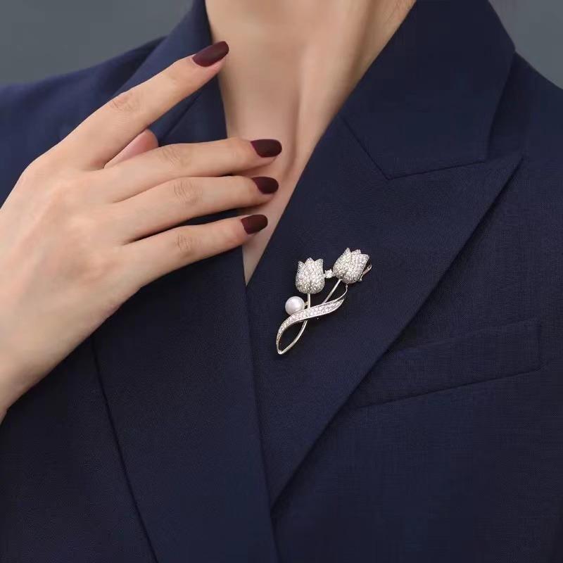 Advanced Luxury 2025 New Tulip Flower brooch Elegant Design Sense Rose White Stone Jewelry