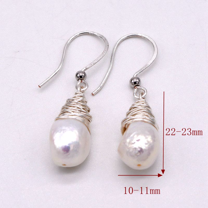 Malé ručně vyráběné náušnice Bílé přírodní barokní perlové náušnice Stříbrná nit Ruční výroba Jedinečné stříbrné náušnice Dámské náušnice