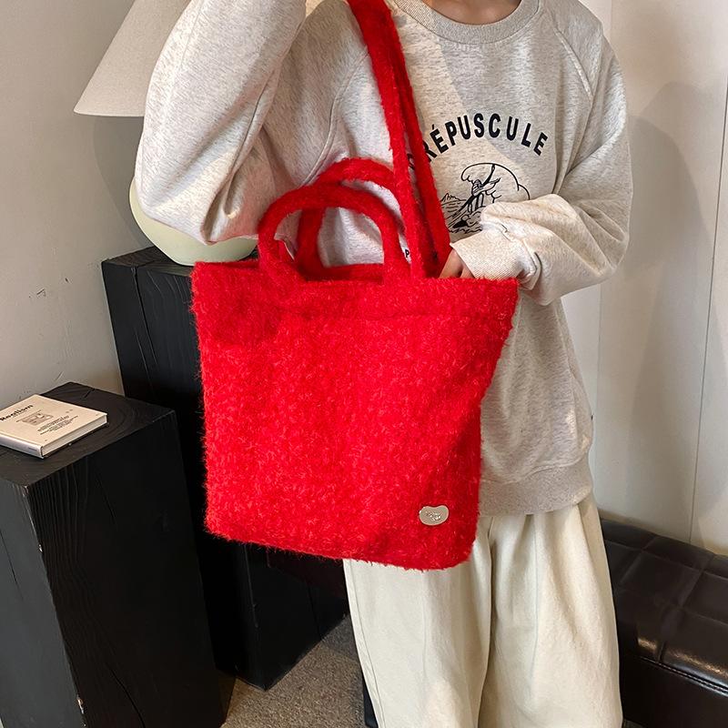 

Осень и зима новая корейская версия плюшевая мягкая восковая сумка на плечо сумка подмышку большая вместимость двойного назначения сумка-тоут для通勤 44*10*32 красный