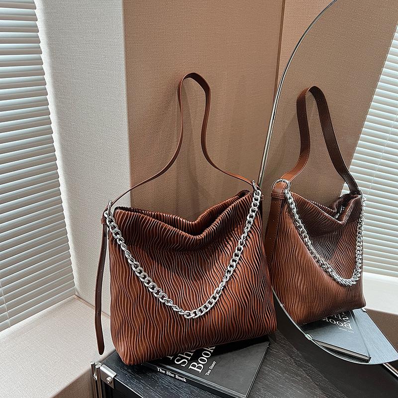 

Жіноча сумка великої місткості Нова універсальна сумка через плече на ланцюжку 2024 р. Текстура сумка-відро для приміських поїздок коричневий