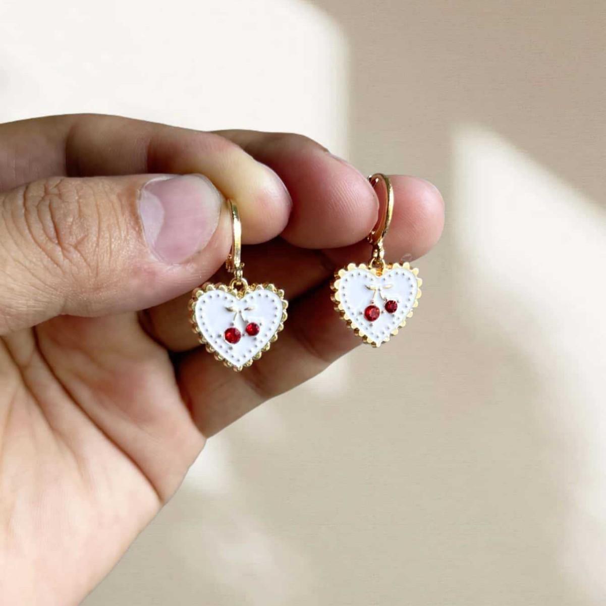 

Retro Sweet White Heart-shaped Embossed Red Cherry Hoop Earrings for Woman Girl Geometric Designer Exquisite Jewelry Accessories