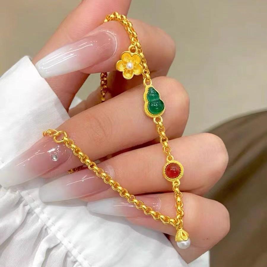 Elegantes chinesisches Gold-Kürbis-Armband mit jadegrünen Symbolen und floralen Details - Schmuckgeschenk für Damen