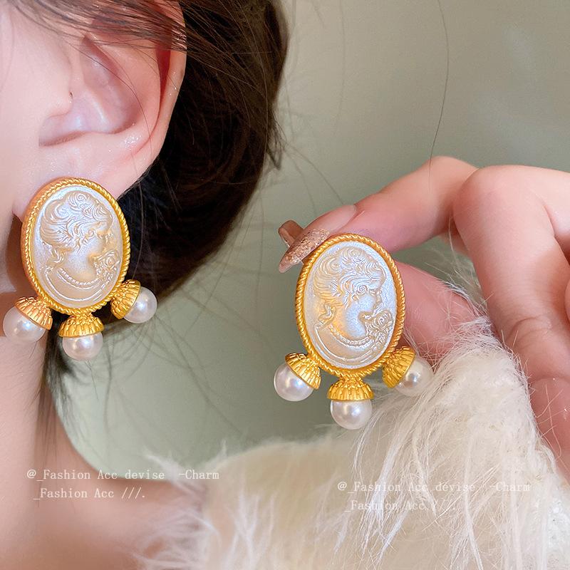 Vintage Women Baroque Style Round Portrait Relief Pendant Pearl Necklace Collar Palace Classic Design Collar Chorkers Chains