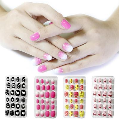 Färdiga nagelbitar för barn 24 stycken klistermärken Tecknad kärlek falska naglar Avtagbara smycken med full dekal