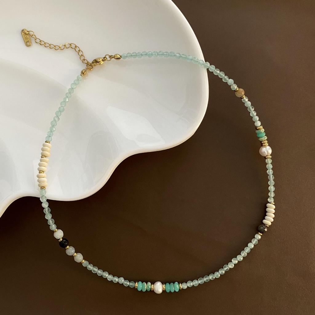 Handgefertigte Perlen-Titanstahl-Schlüsselbein-Kette mit Erdbeerquarz-Anhänger - Leichter Luxus-Stil, Anlaufgeschützt.