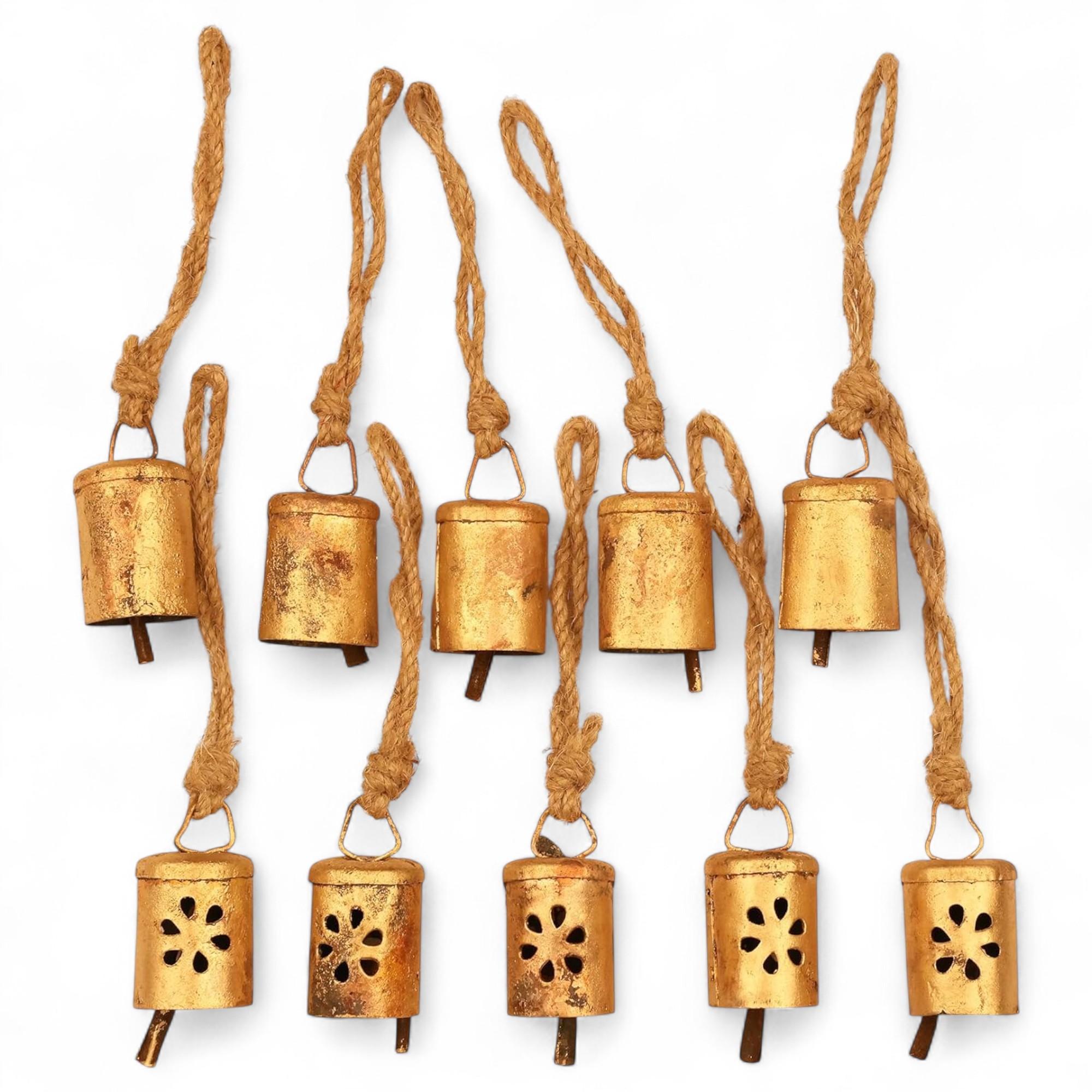 

Винтажные золотые коровьи колокольчики для деревенского рождественского декора, набор из 10 металлических колокольчиков ручной работы с джутовой веревкой для DIY-творчества и праздничных украшений
