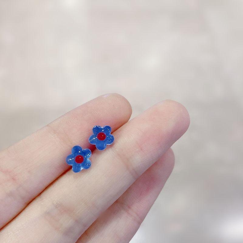 

Cold Fengcai Color Female Sleep Stud Earrings Resin Flower Klein blue plastic needle((Size of about 0.5cm))