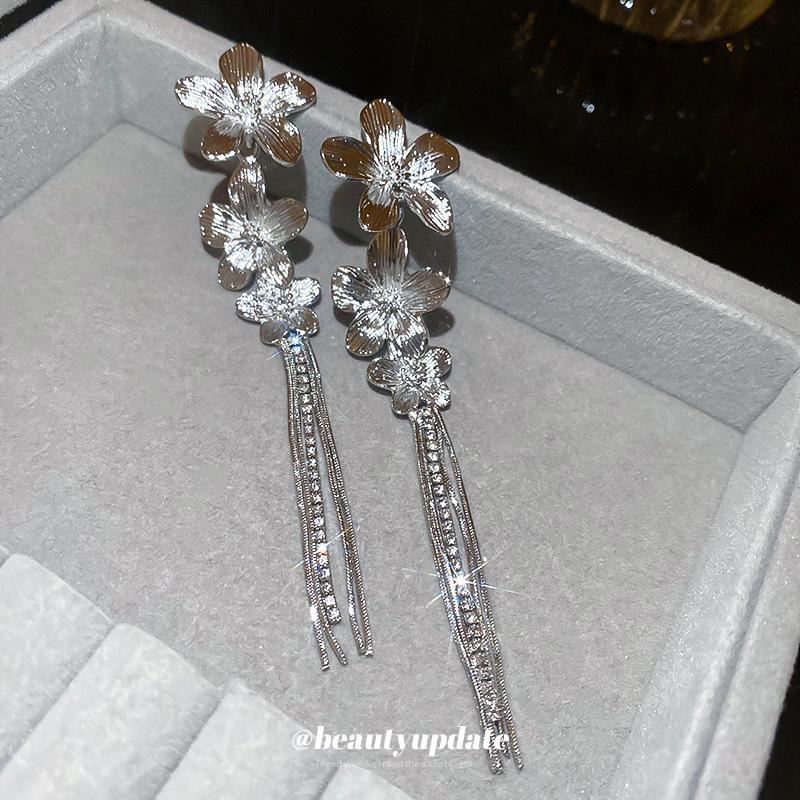 Silver Needle Metal Flower Tassel Earrings with Inlaid Diamonds - Elegant and Luxurious Design