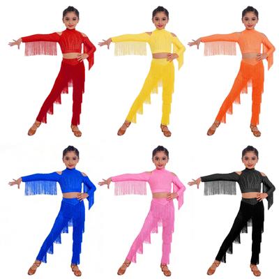 Dívčí set pro latinskoamerické tance: Crop top s odhalenými rameny, třásněmi a dlouhým rukávem, se zapínáním na zip vzadu, a kalhoty s vrstvenými třásněmi pro soutěž