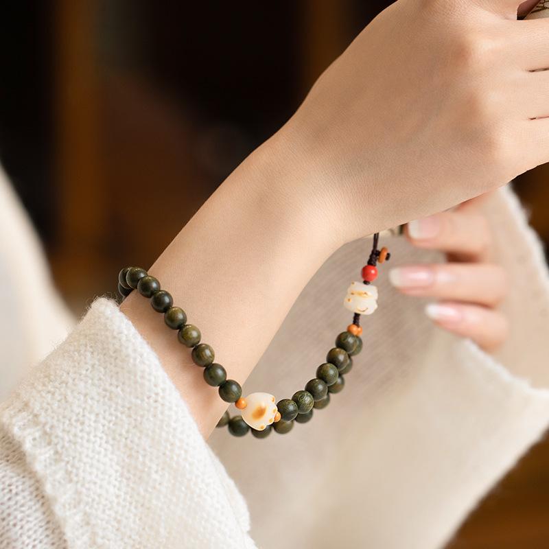 Natural Green Sandalwood Phone Lanyard with Cute Charcoal-burned Cat Paw Pendant, Creative Artistic Accessory for Women