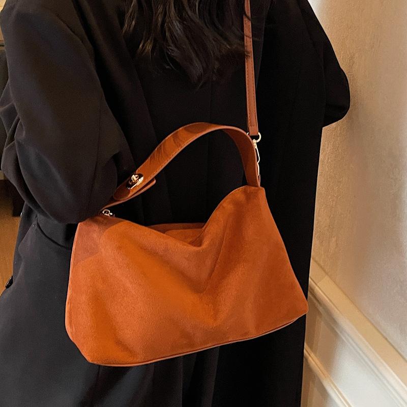 Vintage matte handbag niche underarm bag women's winter new shoulder tote bag versatile suede messenger bag
