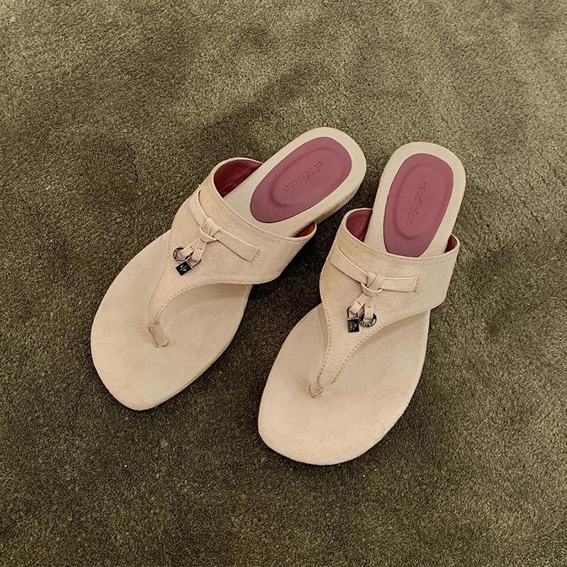 Leather~ French flip-flops women's summer wear 2025 new beach tassel low heel thick heel toe sandals