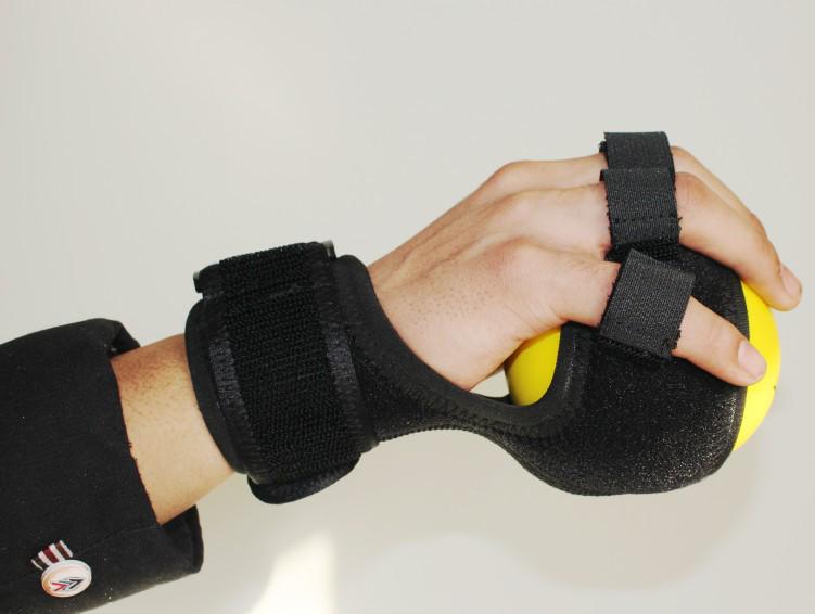 Masážní přístroj pro rehabilitaci rukou a prstů s úchopovou koulí a separátorem prstů