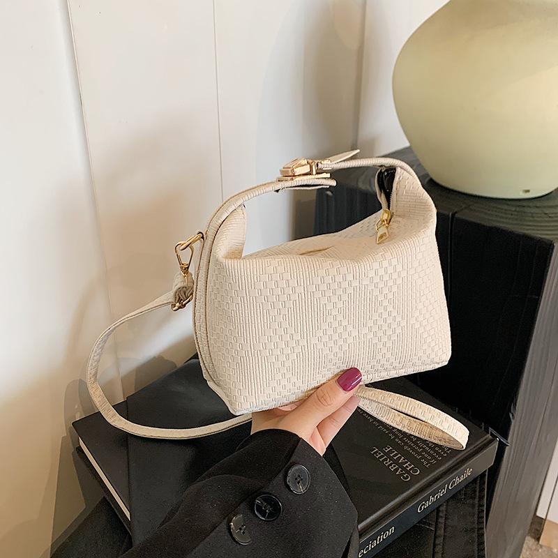 

Нишевая дизайнерская сумка, повседневная сумка-подушка, зима 2025, новая, простая, модная, портативная, однотонная, на плечо, сумка-мессенджер белый