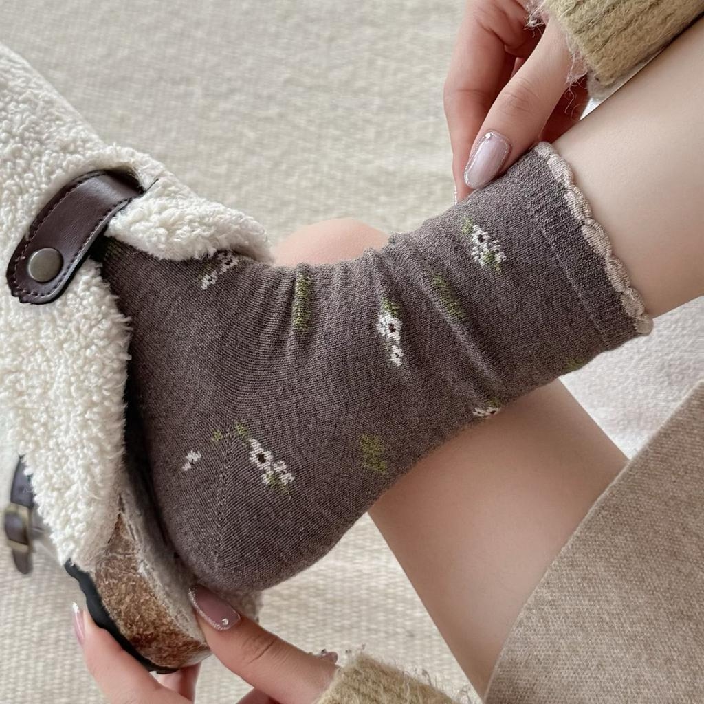 Women's Autumn and Winter Fashion New Small Floral Cashmere Boneless Anti Pilling Tube Pile Socks