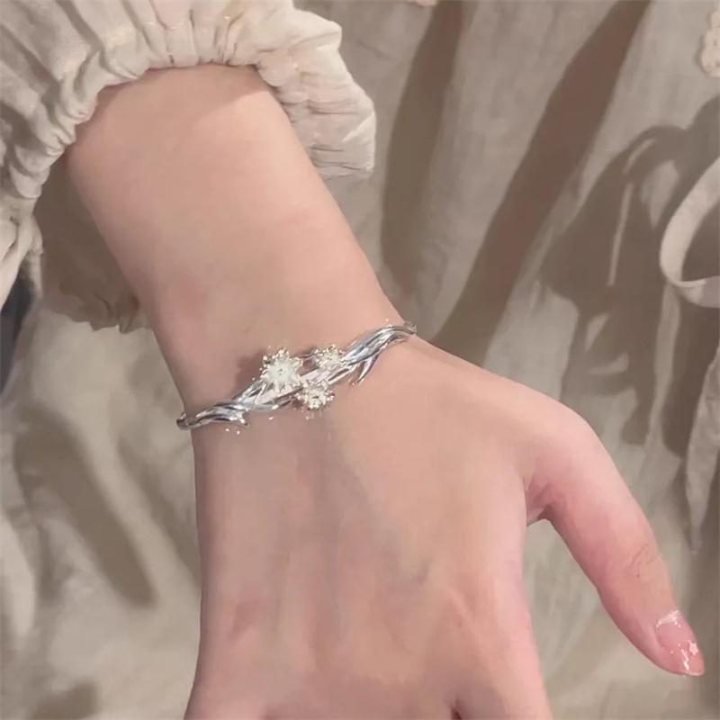 Kreative Pflaumenblüten Manschettenarmbänder für Damen Mode Exquisit Silberfarbe Floral Offenes Armband Armband Hochzeits Schmuck
