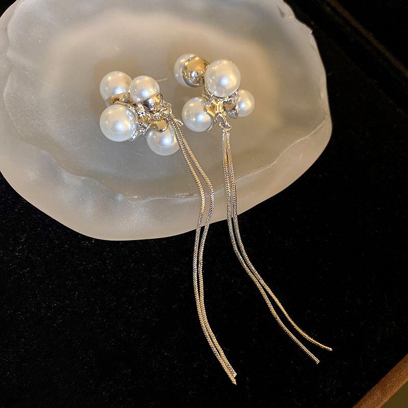 Un sens du design de niche, un long pendentif de boucles d'oreilles à pampilles exagérées rétro français.