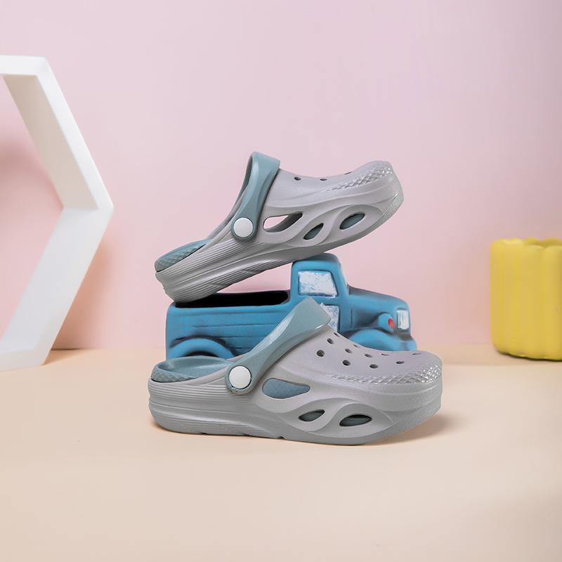 Sommer neue Kinder Strand Loch Schuhe Jungen Indoor Zuhause dicke Sohle rutschfest Mädchen Mode coole Hausschuhe Außenhandel