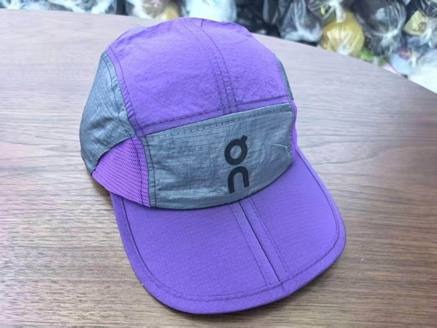 Quick-drying men`s and women`s lightweight running
