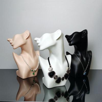 Kūrybiniai karoliai ir auskarai, stovintys iki pusės veido, krūtinės laikikliai, papuošalai