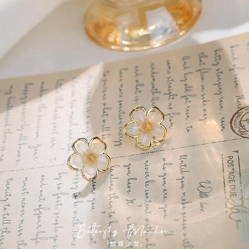 Shell flower stud earrings French retro earrings high sense gentle small fresh simple small temperament versatile ear clips
